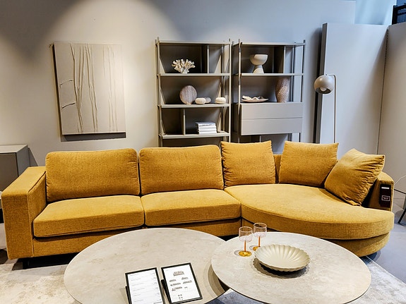 BoConcept Indivi-sohva, verhoiluna keltainen Tomelilla-kangas (ovh. 3919,-)