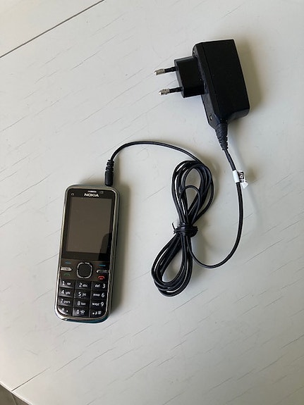 Nokia C5-00 puhelin, laturi, ohjekirja