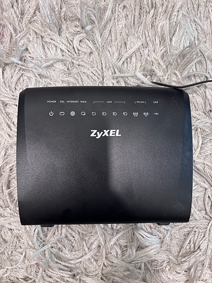 ZyXEL modeemi musta