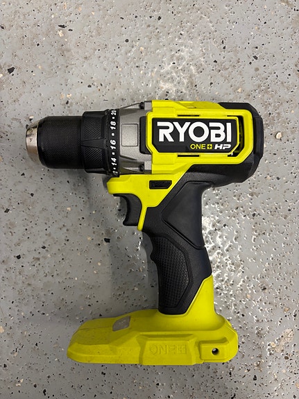 Ryobi One+ HP 18V porakone akulla ja laturilla