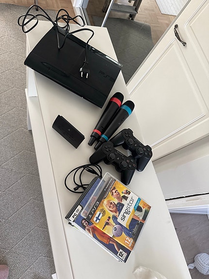 Sony PlayStation 3 konsoli SingStar-mikrofoneilla ja peleillä