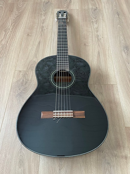 Yamaha akustinen kitara