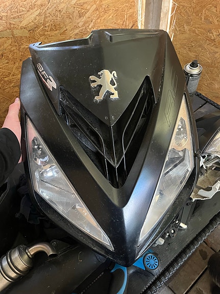 Peugeot skootterin 3 etukate ja valot