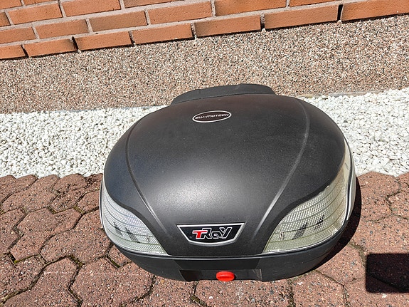 SW-Mototech TRay moottoripyörän takalaukku musta valoilla