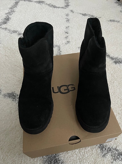 UGG mokkanahkaiset saappaat koko 39 musta
