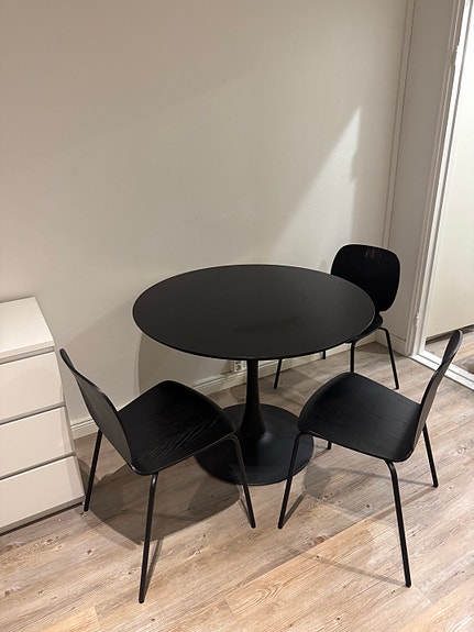 Ruokapöytä + 3 tuolia