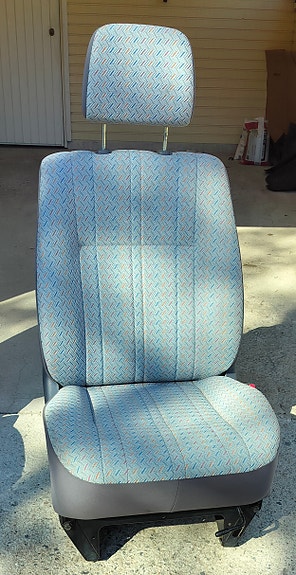 Auton etuistuin