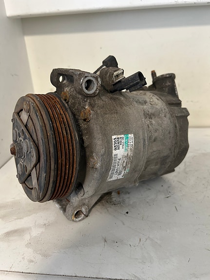 Volvo V70 mk3 2.4 D5 ilmastoinninkompressori