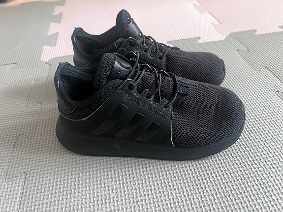 Adidas lenkkarit 27