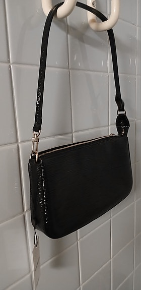 Louis Vuitton pochette epi electric