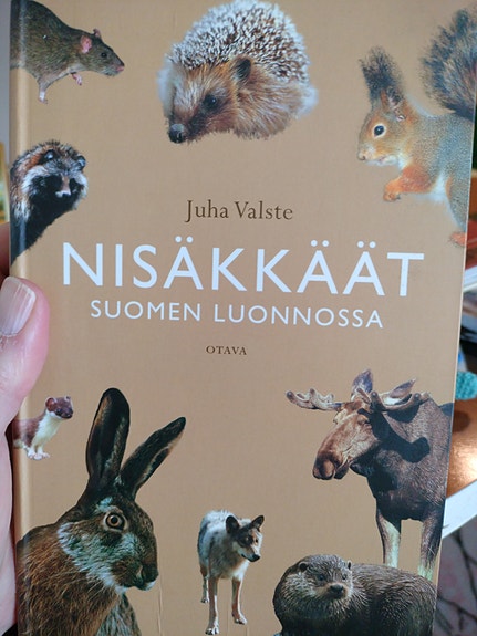 Juha Valste: Nisäkkäät Suomen luonnossa -kirja