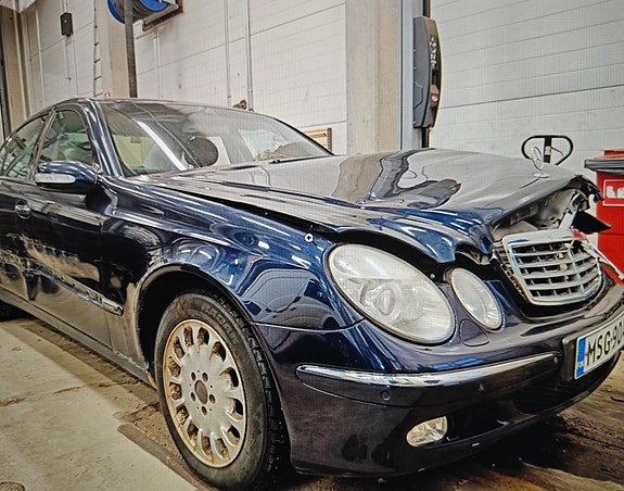 Mercedes-Benz E 200 farmari takaluukku musta