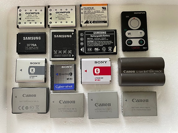 Canon Sony Samsung Olympus kameran akut ja Olympus-kaukosäädin