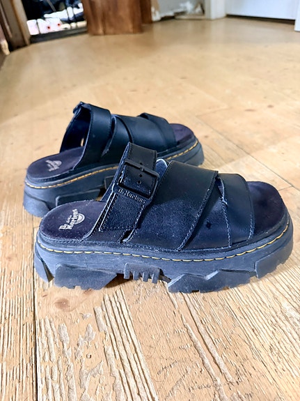 Myydään Dr. Martens MATTISON SLIDE korkeakorkoiset sandaalit koko 38