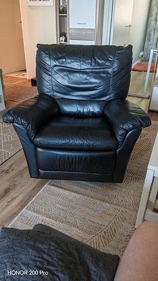 Natuzzi musta nahkainen nojatuoli
