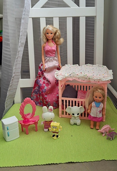 Barbie + pieni nukke + nuken huonekalut