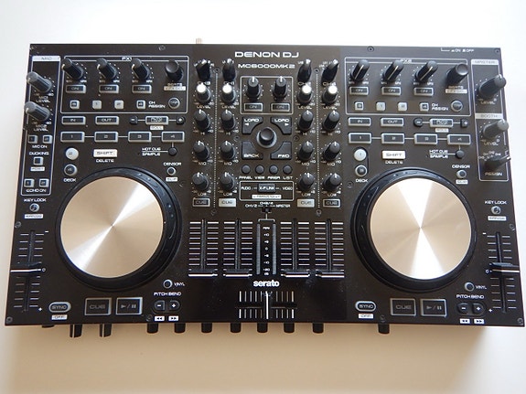 Denon DJ MC6000MK2 DJ-kontrolleri musta