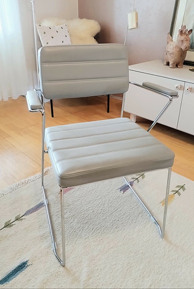 Moderni saksalainen tekonahkatuoli