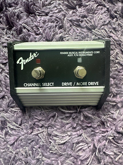 Fender kanavanvaihto- ja drive-jalkakytkin kitaralle