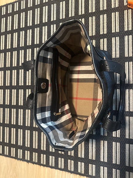 Burberry aito musta nahkalaukku