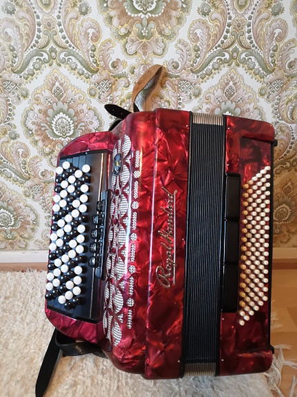 Royal Standard haitari ja sille saman merkkinen laukku