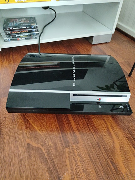 PlayStation 3 + 1 ohjain + pelejä
