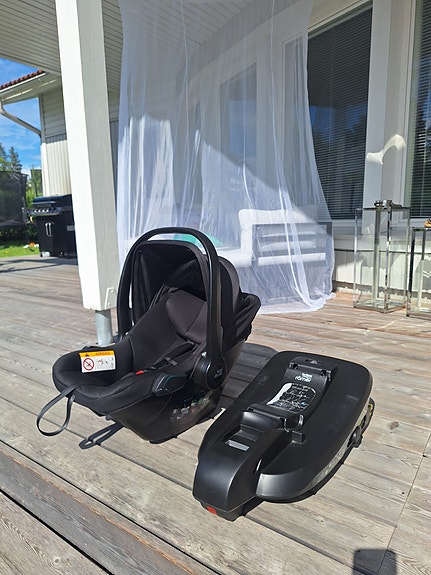 Britax babysafe core turvakaukalo ja telakka, musta