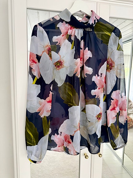 Ted Baker kukkakuosinen pusero M