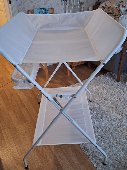 Kokoontaitettava hoitopöytä