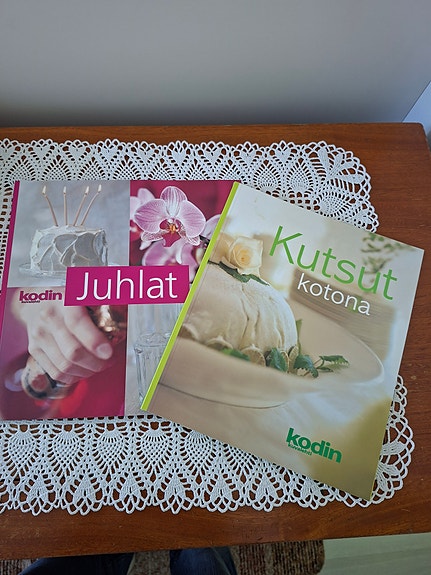 Kodin juhlat ja Kutsut kotona -kirjat