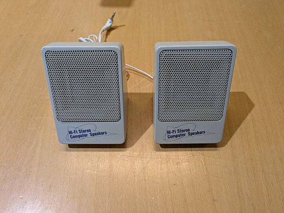 Retro tietokonekaiuttimet – Hi-Fi Stereo Computer Speakers