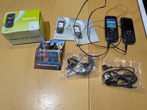 2 kpl Nokia 3120 classic -puhelimia + laatikko ja tarvikkeet