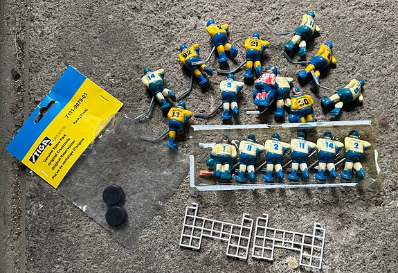 Stiga jääkiekkopelin pelaajat, maaliverkot ja kiekot