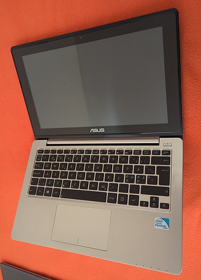 Super-Small Aluminum Body Laptop With Touchscreen, 11.6": Asus VivoBook S200E