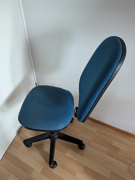 Ergonominen sininen työtuoli / toimistotuoli