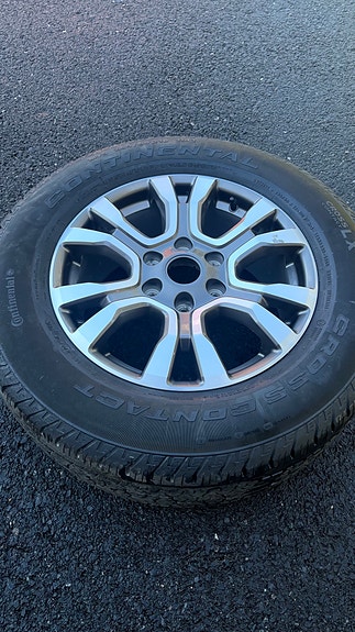 Ford Ranger Wildtrakin alkuperäinen vanne ja vanha kumi