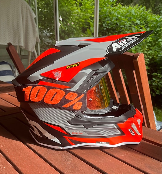 Airoh strycker axe motocross-kypärä ja ajolasit. Koko M