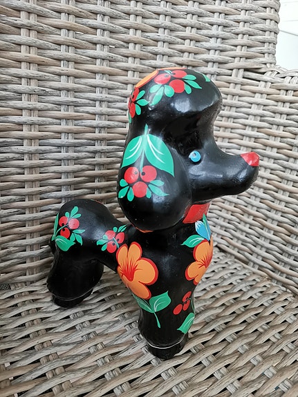 Puinen koira (villakoira) patsas, maalattu puu, Taalainmaa tyylinen