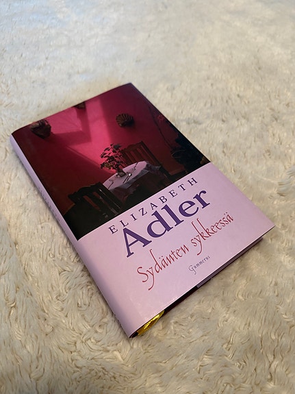 Elizabeth Adler / Sydänten sykkeessä