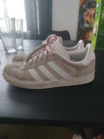 Adidas kengät 33