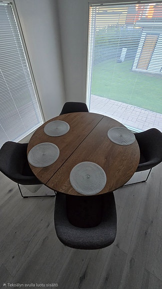 Pöytä ja 4 tuolia