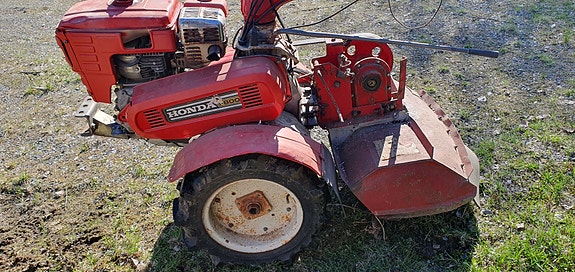 Honda F800 jyrsin / puutarhajyrsin punainen + peräjyrsin Koval