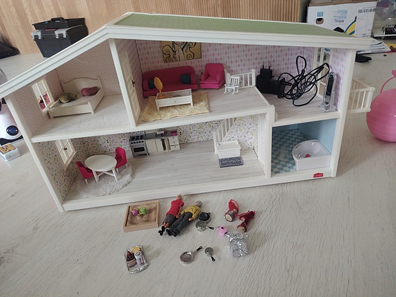 Lundby Småland nukkekoti sisältää kalusteet ja nuket