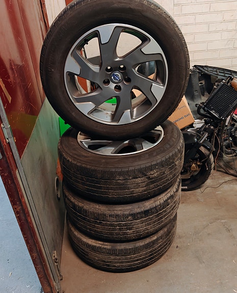 VOLVO XC60 Kesärenkaat Volvon alkuperäisillä 18" aluvanteilla