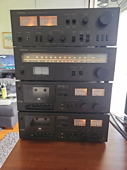 Technics erillissarja kahdella dekillä
