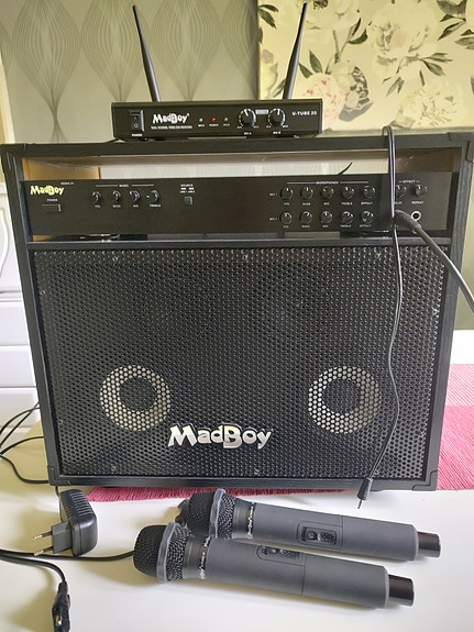MadBoy  karaoke laite ja U-TUBE 20 langaton mikrofonit