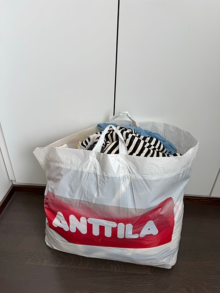 Myydään 20€ iso kassillinen naisten vaatteita, pääasiassa kokoa XS–S.