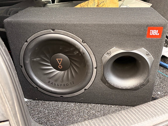BassPro 12 subwoofer kotelolla autoon