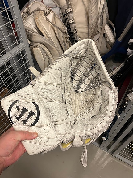 Warrior Ritual Pro jääkiekkomaalivahdin räpylä (vasen)