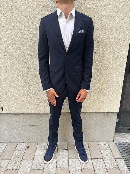 Turo tummansininen puku